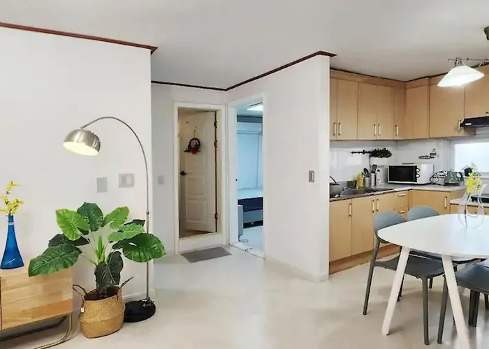 B-4 넓은 공간,white Linen House,3br,홍대 연드럴 파크,2층 B4