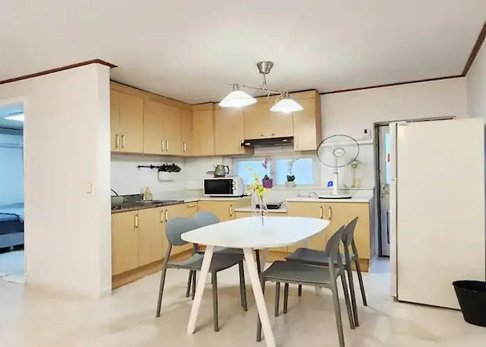 B-4 넓은 공간,white Linen House,3br,홍대 연드럴 파크,2층 B4 アパート *